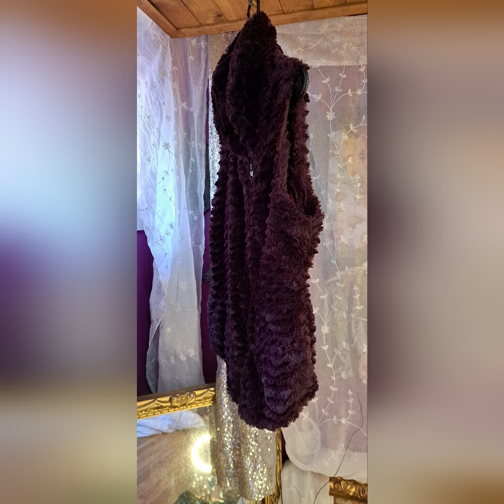 Patagonia Pelage Sharpa Plush Purple Faux Fur Vest. Size Medium